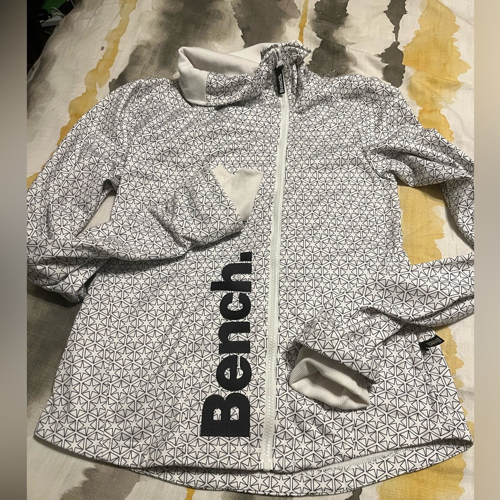 Like new Bench ladies zip up sweat shirt. Never worn. Very pretty on.